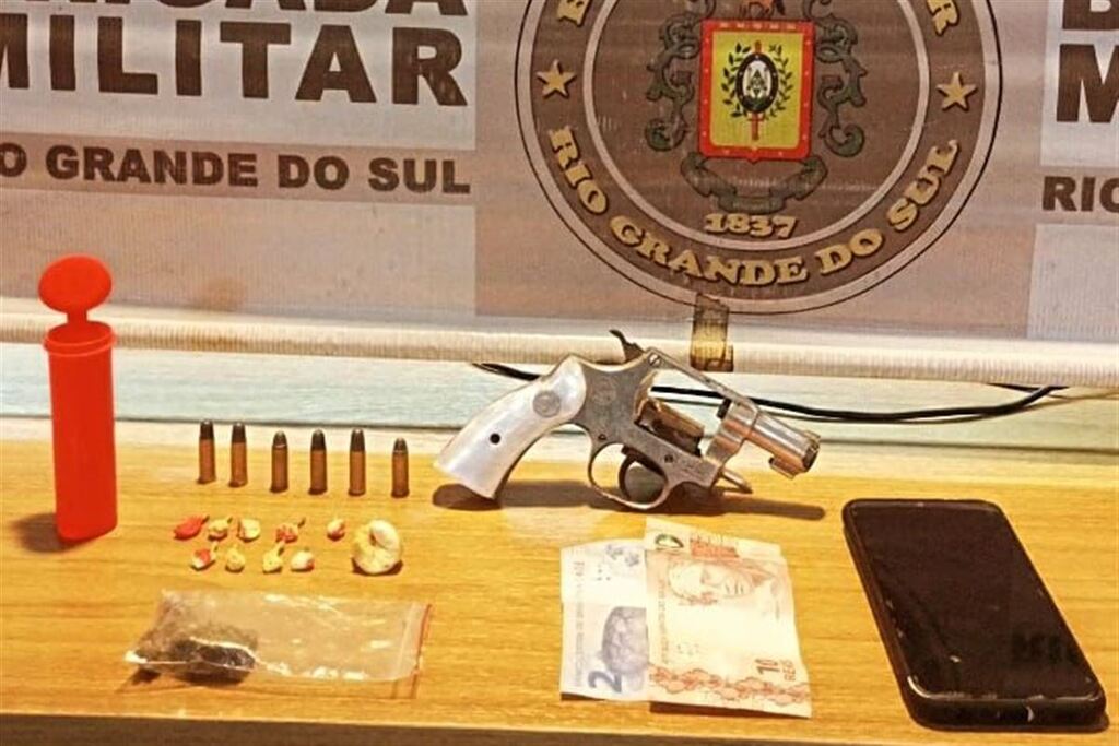 Dupla é presa com arma, munições e drogas na Vila Brenner em Santa Maria