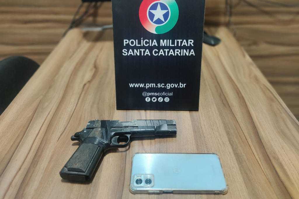 Homem aponta arma para guarnição do Tático de Imbituba, na Guaiuba