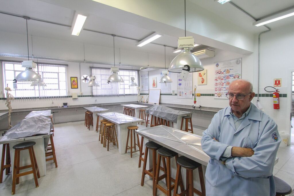 Foto: Jô Folha - DP - Professor da Famed, Tavares ressalta a importância de contar com doadores e que o uso do material recebido é com absoluto respeito