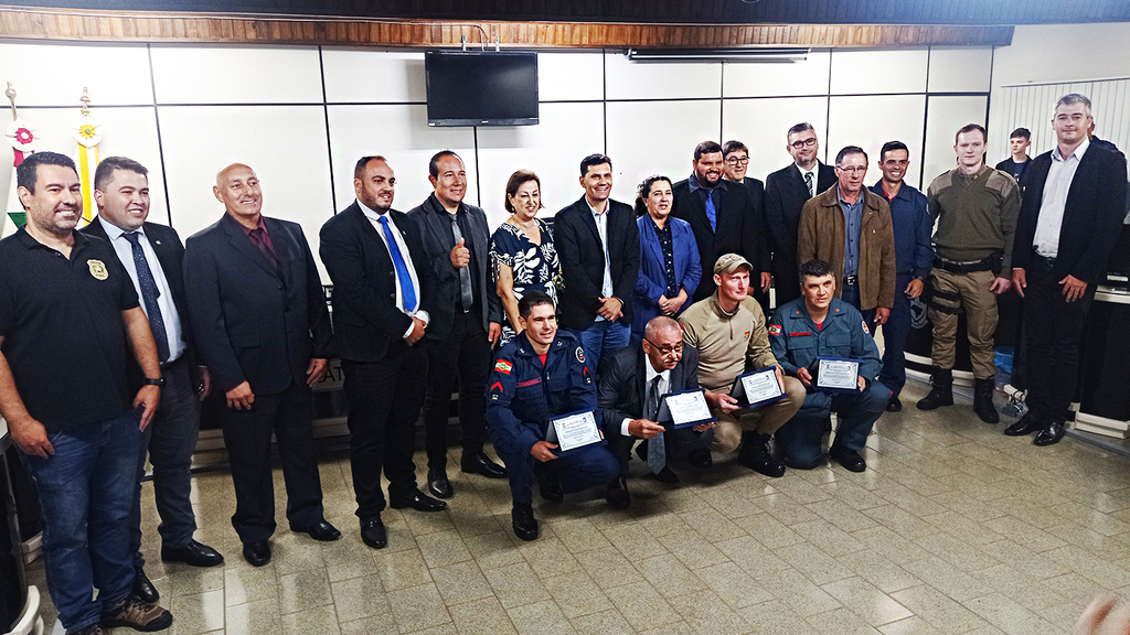 Câmara de Vereadores de Capinzal presta
homenagens:
Bombeiros Comunitário e Militar, também Policiais Civil e Militar
destaques do ano