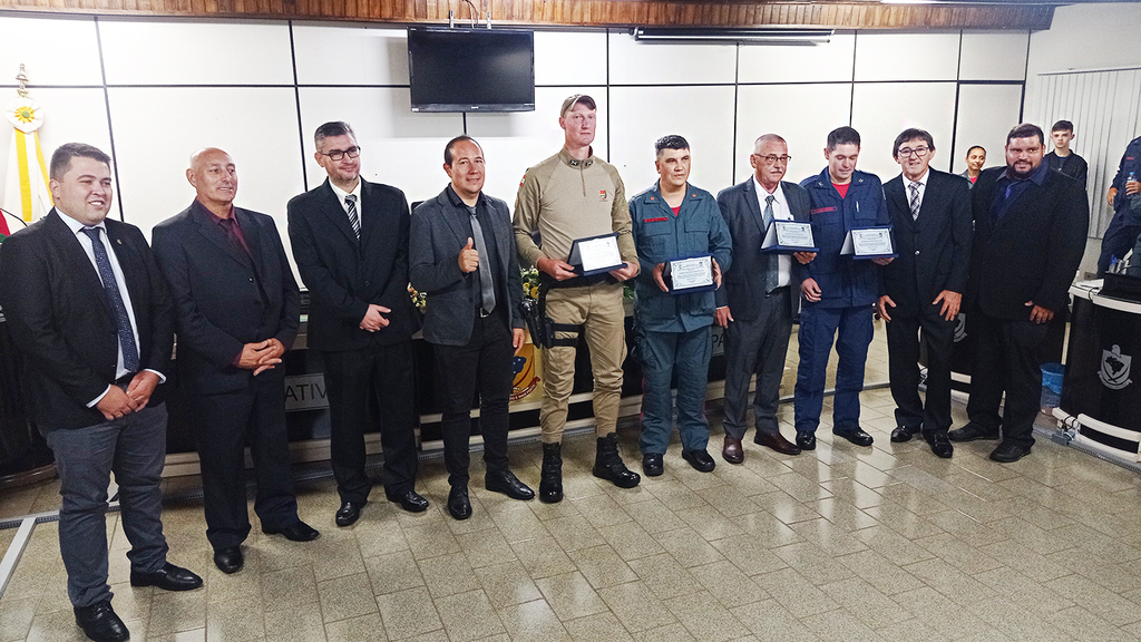 Câmara de Vereadores de Capinzal presta
homenagens:
Bombeiros Comunitário e Militar, também Policiais Civil e Militar
destaques do ano
