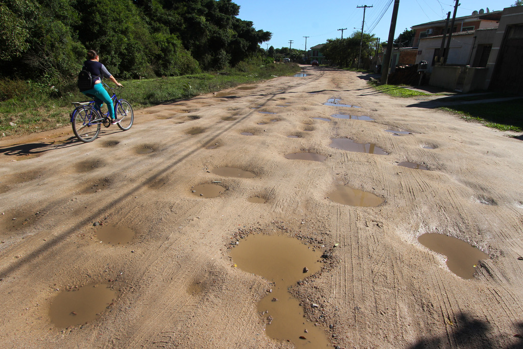  - Buracos são incontáveis na Estrada da Costa