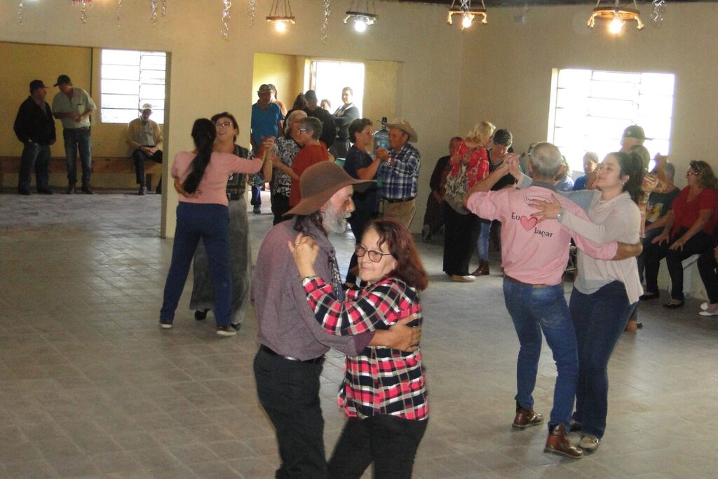 Baile da Melhor Idade é realizado no interior de Bocaina do Sul