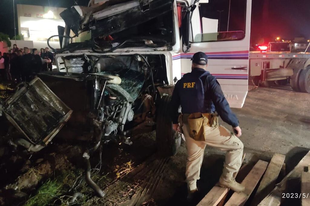Identificadas as três vítimas de acidente envolvendo carro e carreta na BR-158 em Santa Maria