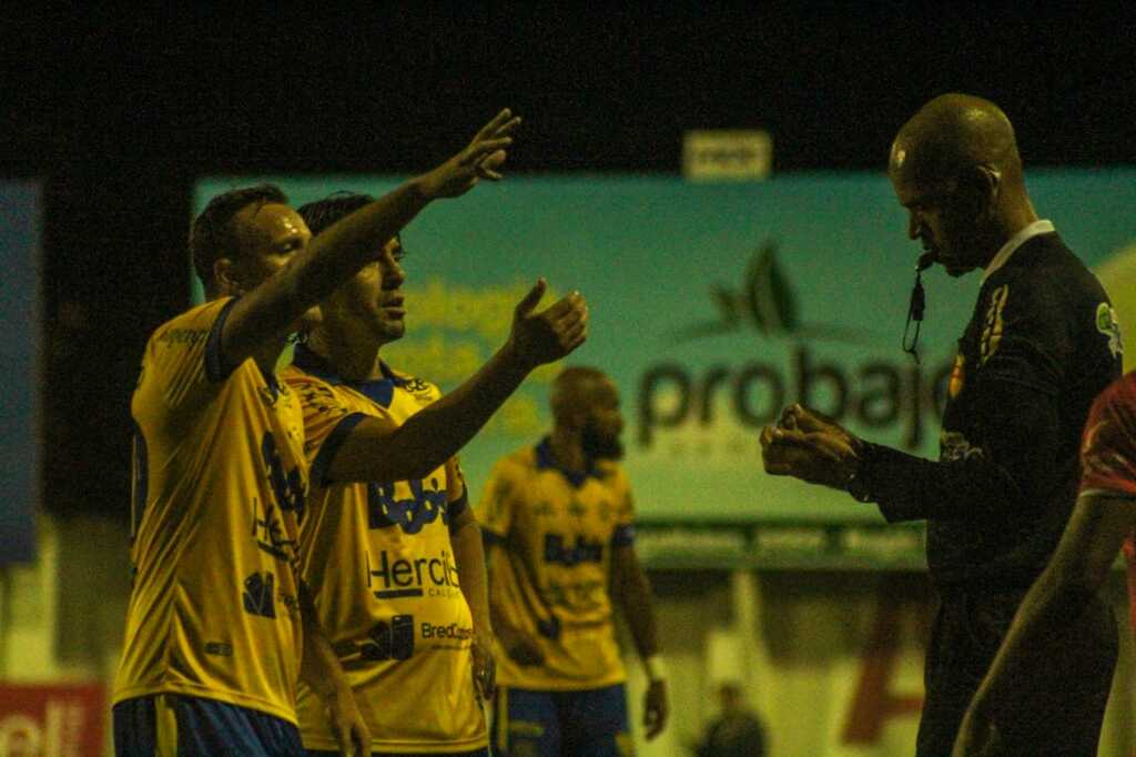 Foto: Lucas Canez - ECP - Partida teve clima tenso e confusão também entre torcedores, fora do estádio