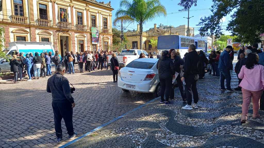 Professores e funcionários estão mobilizados em frente à Prefeitura