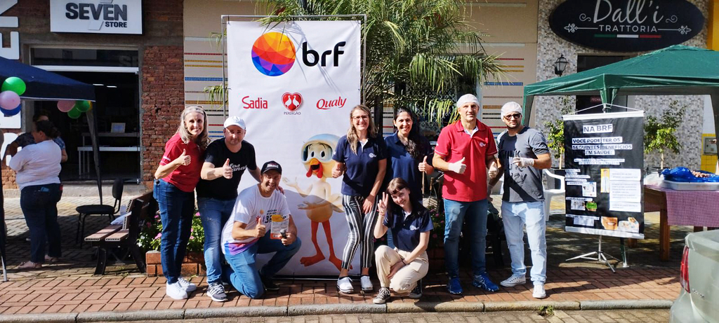  - Foto legenda: Sábado, 06 de maio no Calçadão em Capinzal, equipe BRF informando os benefícios da agroindústria e contratando interessados em fazer parte do time.