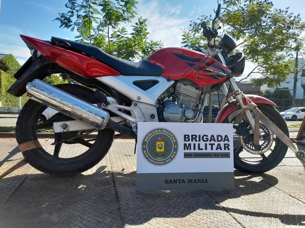 Galeria de imagens: Motocicleta apreendida havia sido furtada no dia 28 de abril, na Rua do Acampamento