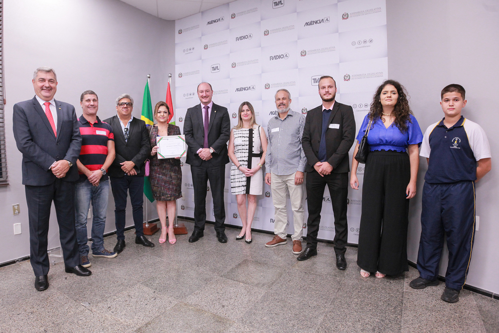 FOTO: Vicente Schmitt/Agência AL - Deputados Mauro de Nadal, Lunelli e familiares do homenageado