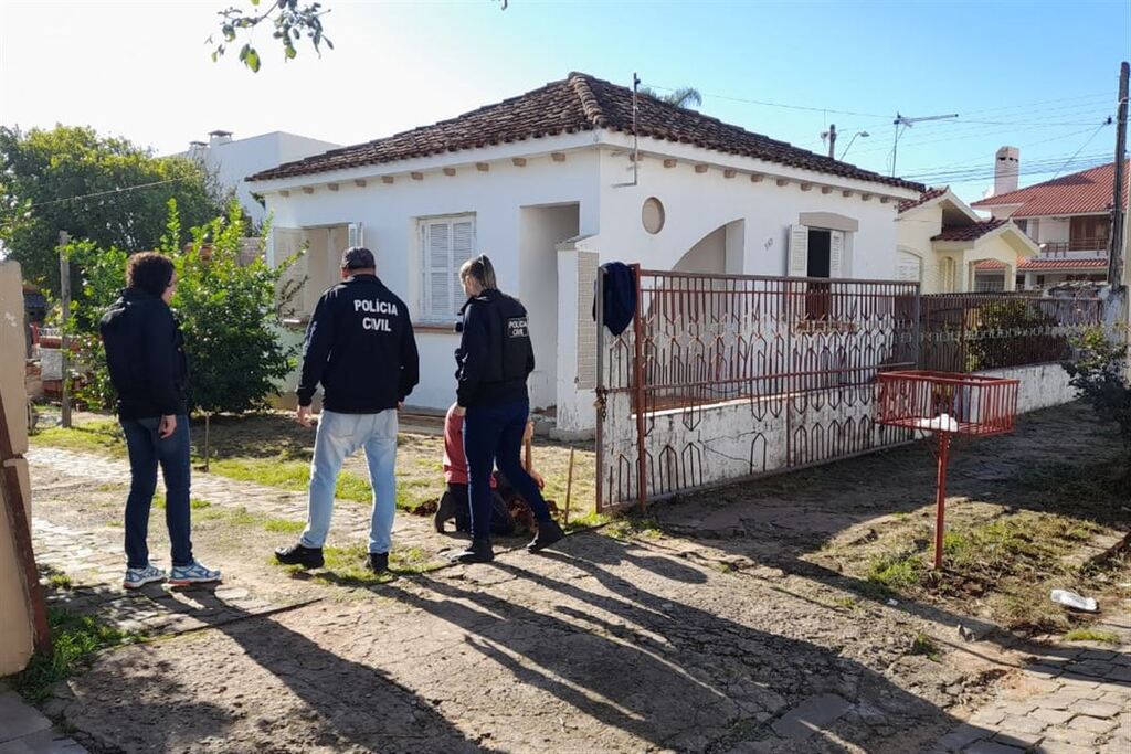 Foto: Éder Alves/NPExpresso - Vítima foi encontrada caída em uma casa que está em reformas