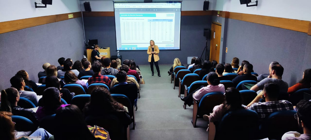 Divulgação - O encontro aconteceu no Auditório do SESC e foi conduzido pela diretora do Simers, Bruna Favero.