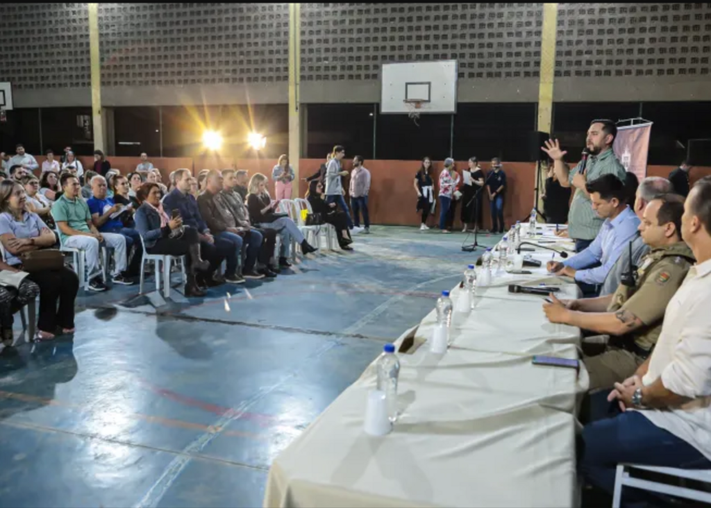 Aventureiro debate armas em escolas