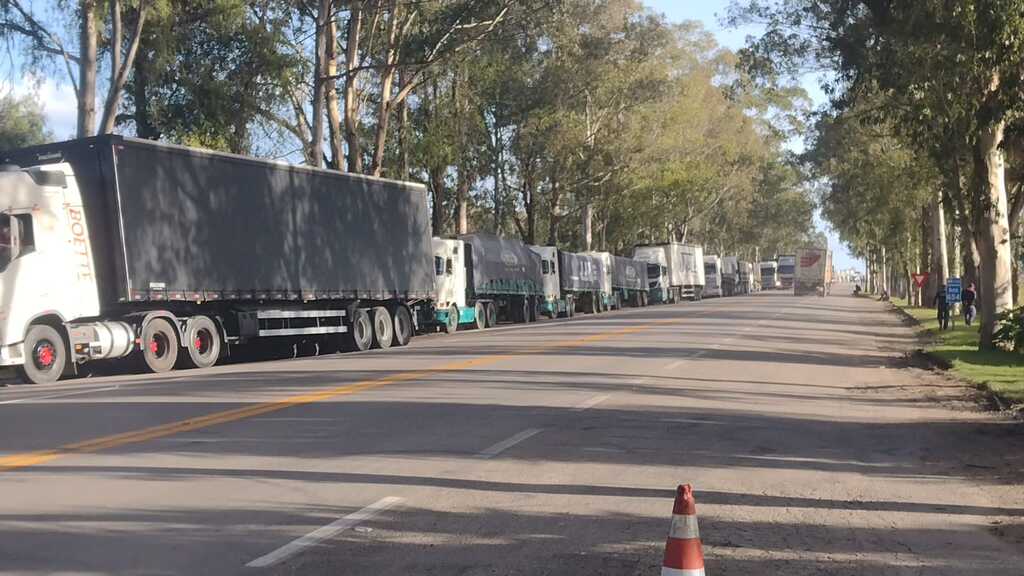 Caminhoneiros enfrentam longa espera para entrar e sair do Brasil