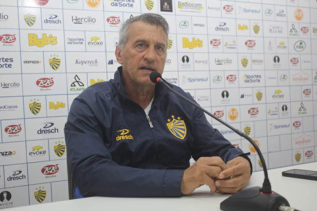 Foto: Lucas Canez - ECP - Sexta, técnico Leocir Dall’Astra antecipou que, além de Léo,
suspenso, Felipe Guedes e Roger Bastos também estão fora da partida
