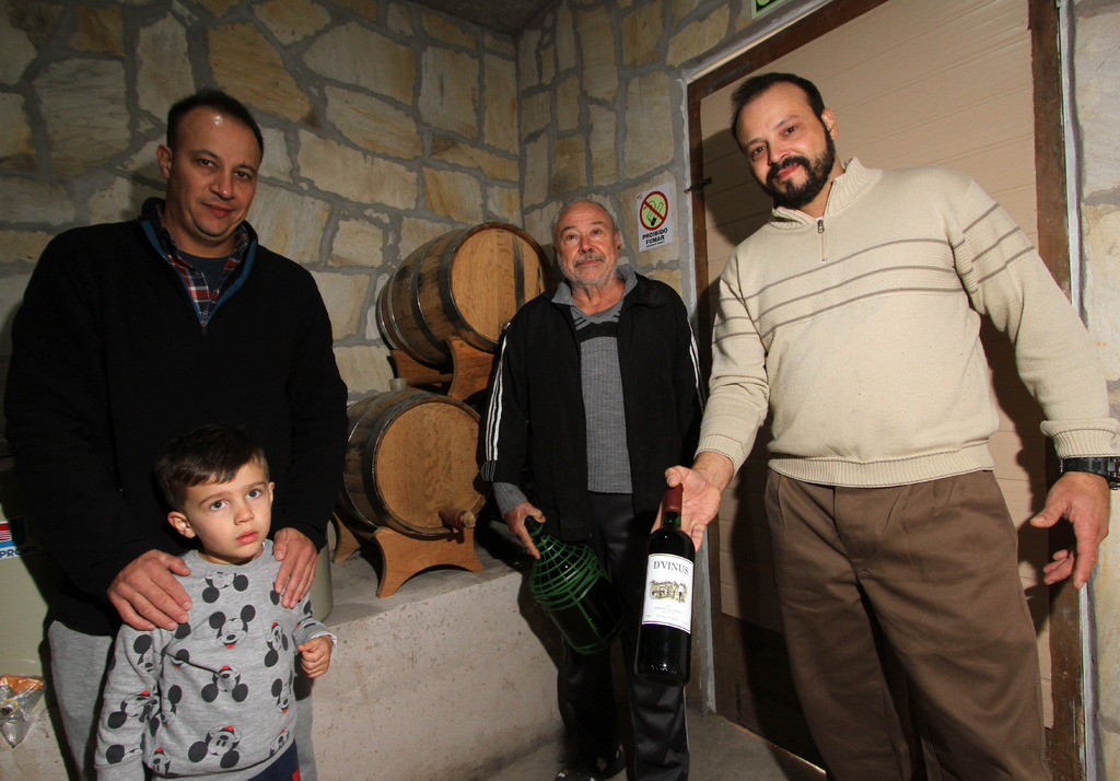 Foto: Jô Folha - DP - A arte de elaborar vinhos passou de pai para filhos e virou um empreendimento familiar