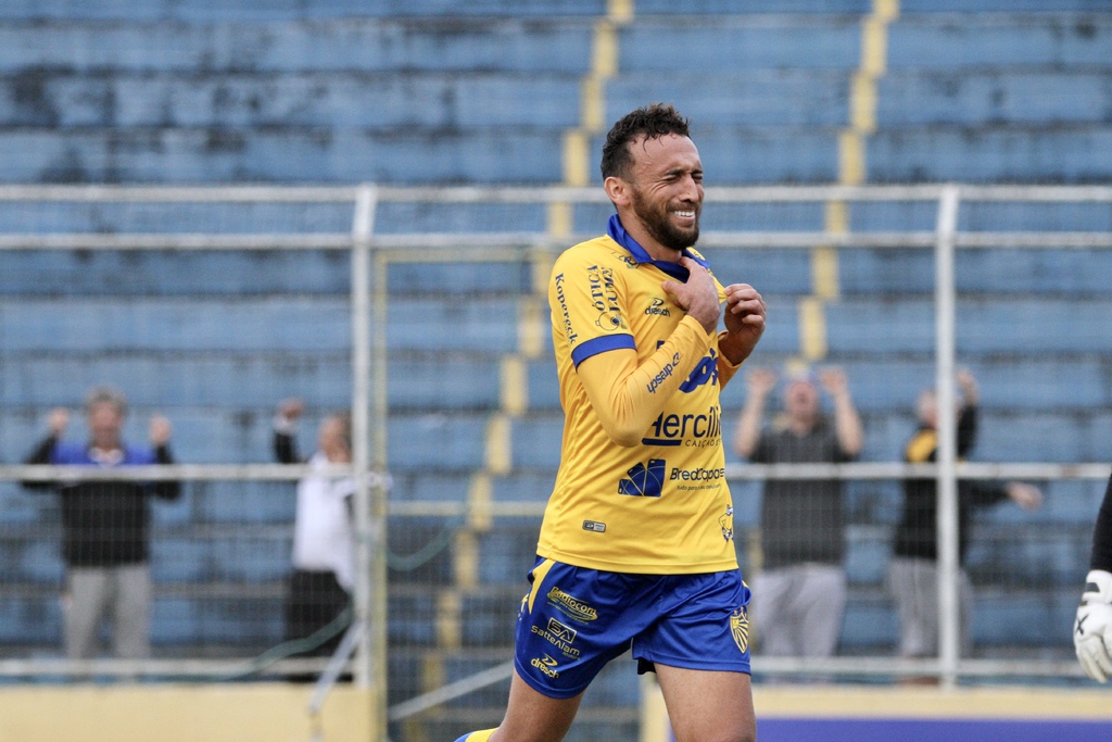 Foto: Italo Santos - Especial DP - Centroavante marcou pela primeira vez vestindo azul e ouro