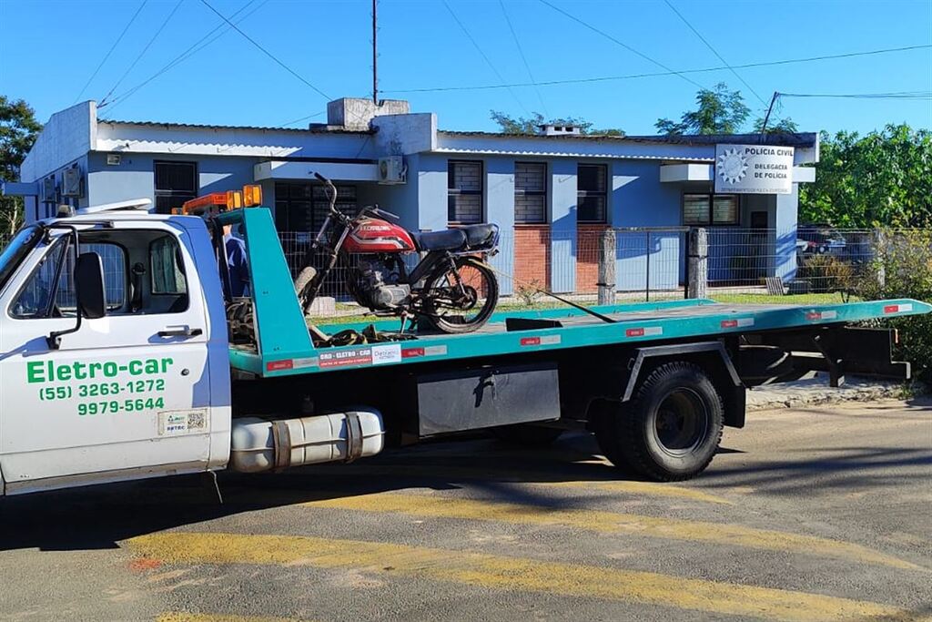 Foto: Brigada Militar (Divulgação) - Motocicleta que estava sem espelhos, sem placa, sem farol e com os números do chassis e do motor alterados foi apreendida