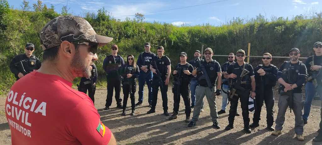 Policiais de Santiago participam de treinamento para qualificação com tiros de fuzil