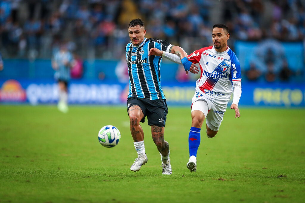 Foto: Lucas Uebel - Grêmio - Vina teve ótima oportunidade de abrir logo nos primeiros minutos, após triangulação; João Ricardo fez grande defesa para evitar o gol