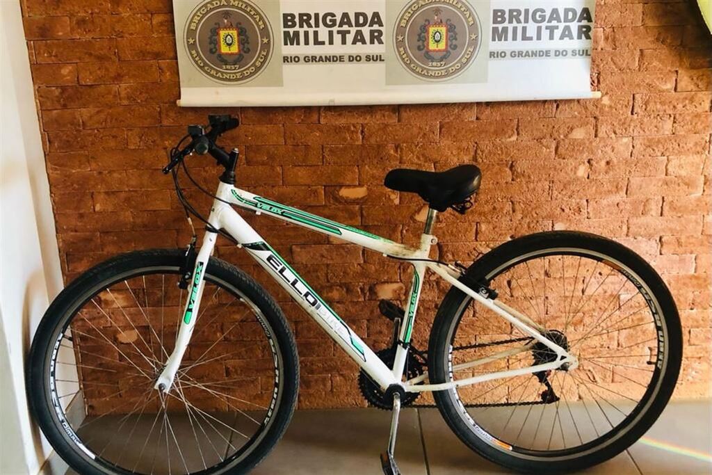 Foto: Brigada Militar (Divulgação) - Bicicleta que havia sido furtada na madrugada de domingo foi recuperada no Bairro Carolina