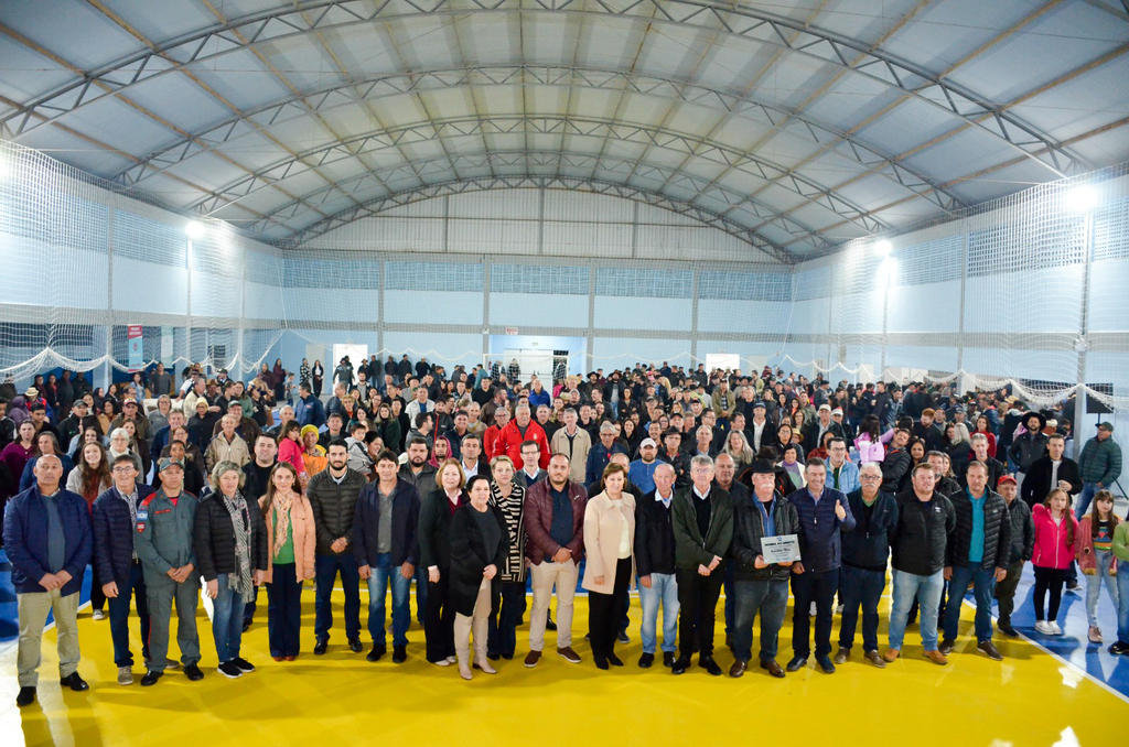  - Fotos legenda: A Administração Municipal de Capinzal (SC), gestão 2021 a 2024 e os munícipes capinzalenses inauguraram a “Estrada Geral Ermindo Campioni” do Distrito de Alto Alegre e o Ginásio de Esportes da Escola Ivo Silveira. Sendo uma noite de sexta-feira, 12, com temperaturas baixas, menos de 10º, mas, que atraiu os moradores do distrito, das localidades de Lindemberg, Capitel Santo Antonio, Barra do Pinheiro, Lauro Müller, Vila Anchieta, Ricardópolis, enfim, da área urbana e rural de Capinzal.