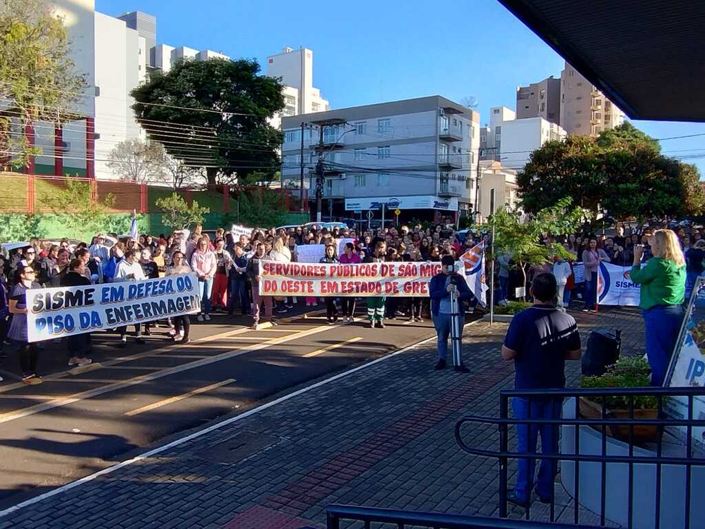 Servidores realizam manifesto em frente ao Centro Administrativo