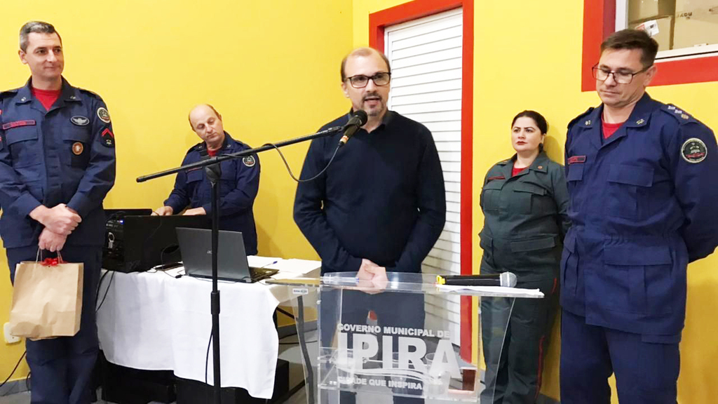 LIDERANÇAS DO PODER EXECUTIVO PARTICIPAM DE EVENTO DE HOMENAGENS E FORMAÇÃO DE BOMBEIROS COMUNITÁRIOS EM PIRATUBA