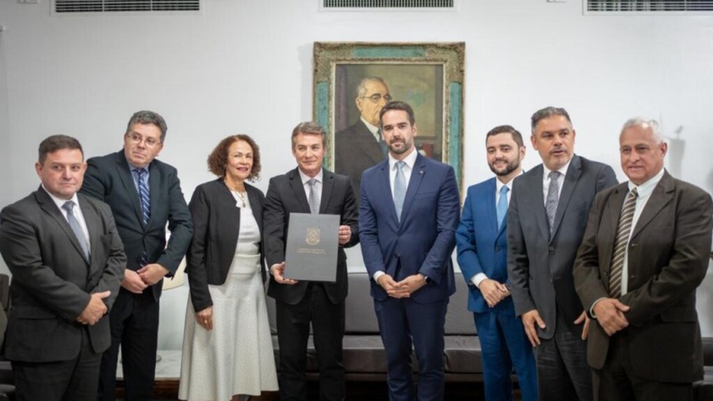Maurício Tonetto/Secom - Governador entregou o documento ao presidente da Assembleia Legislativa