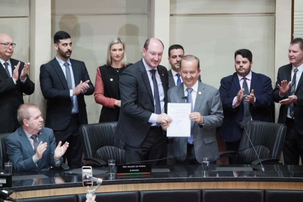 Entregue o Projeto de Lei que cria o Universidade Gratuita para análise dos deputados