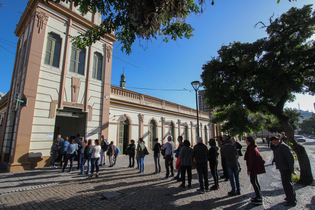 (Foto: Jô Folha) - Fila no Mercado Público se formou antes da 8h