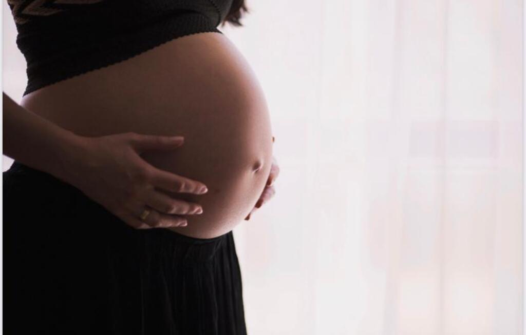 De forma mágica, a mulher se transforma para gerar uma vida