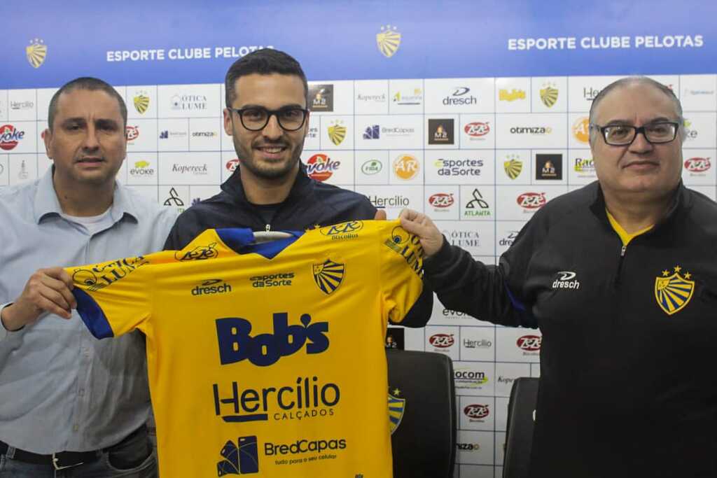 Foto: Lucas Canez AI ECP - Novo comandante áureo-cerúleo ao lado do presidente Rodrigo Brito e do diretor de futebol Marcelo Chamega