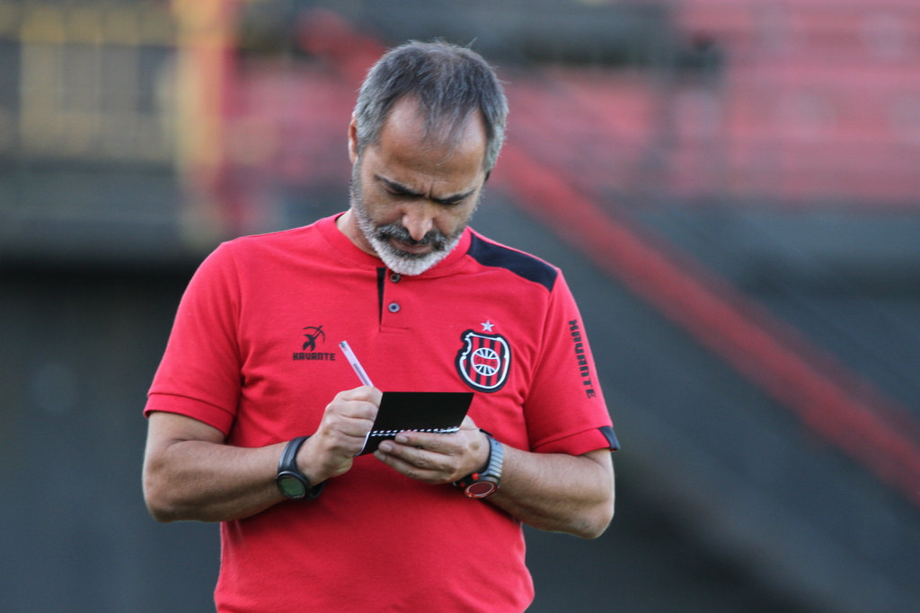 Foto: Italo Santos - Especial DP - Saídas, lesões e suspensão obrigaram RZ a mexer em todos os setores do time no último jogo