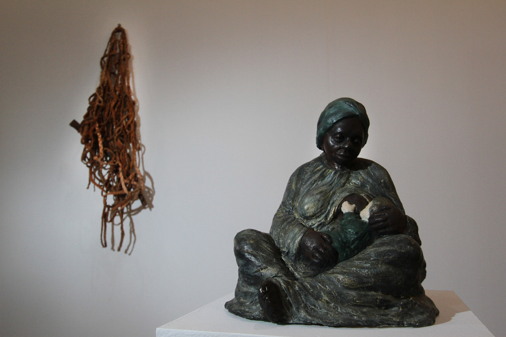 Obra de Helô Sanvoy conversa com escultura de Judith Bacci ao abordar a exploração do corpo negro