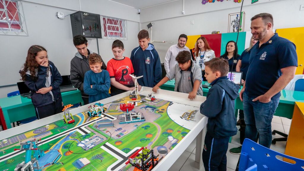 Escola Municipal do bairro Morro do Meio inaugura laboratório de robótica