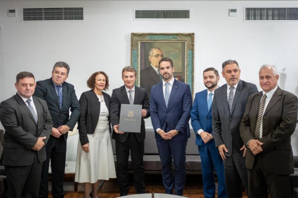  - Governador entregou o documento ao presidente da Assembleia Legislativa.