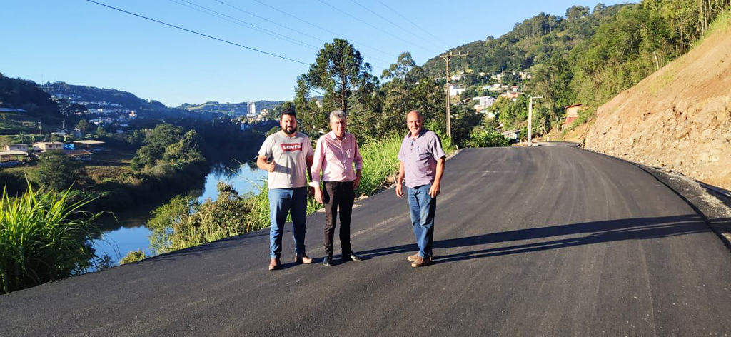 Prefeito de Capinzal visita a Rua Ernesto Hachmann para conferir o resultado da pavimentação