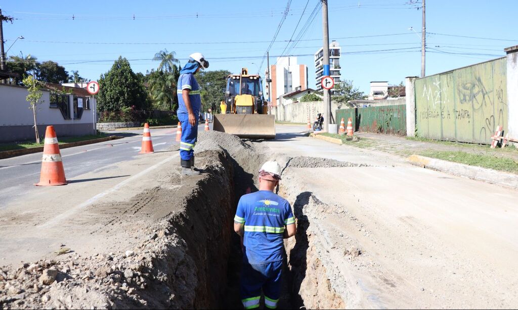 Águas de Joinville instala nova tubulação na rede de esgoto da rua Timbó