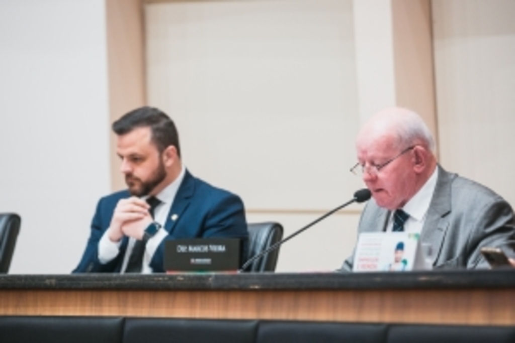 Bruno Collaço / AGÊNCIA AL - Deputado Lucas Neves e deputado Marcos Vieira (PSDB), que preside a Comissão de Finanças.