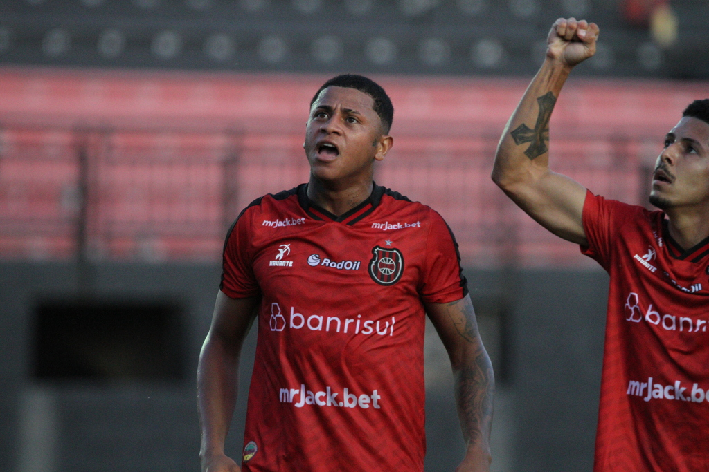 Foto: Italo Santos - Especial DP - Beléa (E), contratado em janeiro, só disputou cinco das onze partidas do Gauchão; ao total, em oito jogos, ainda não registra gol ou assistência