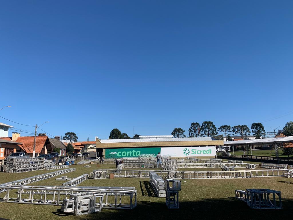 Começou a montagem da estrutura no Parque Conta Dinheiro, em Lages