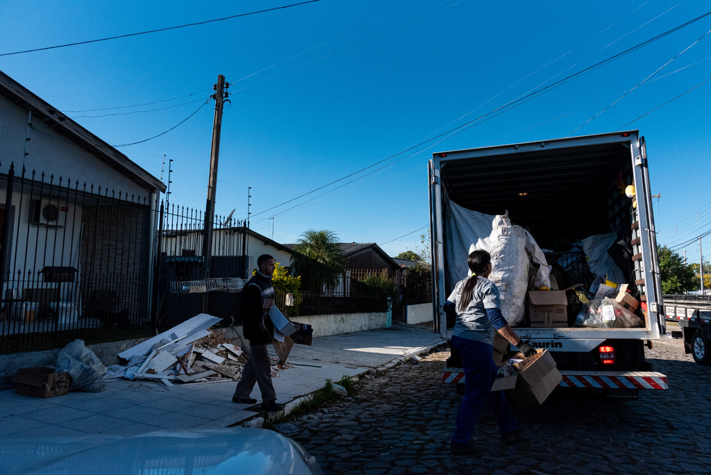 Foto: Eduardo Ramos (Diário) - Caminhão da Asmar realiza a coleta porta a porta nos bairros e ponto a ponto nos locais agendados