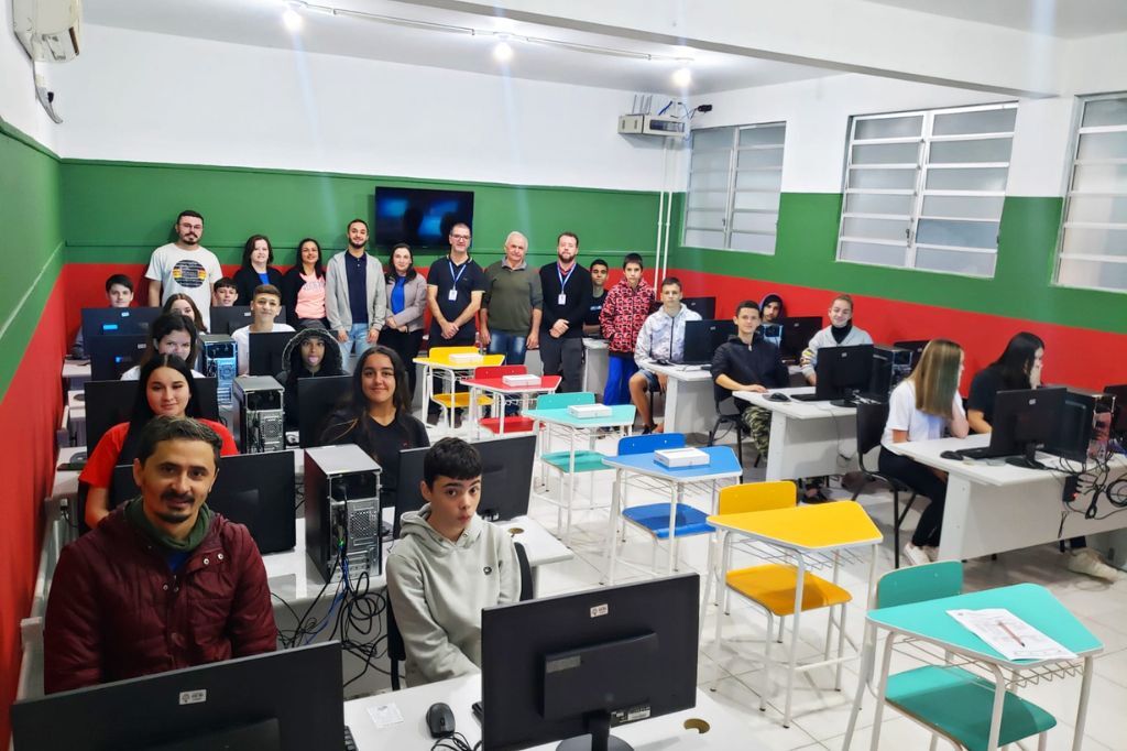 Nova Sala de Tecnologias Educacionais na Escola Prefeito Portinho Bittencourt, em Imaruí