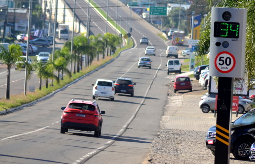 título imagem Redutores de velocidade entram em funcionamento na Avenida João Luiz Pozzobon na próxima semana