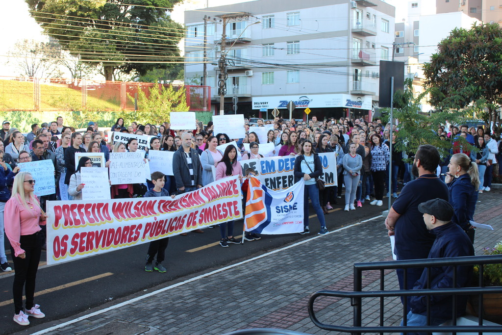 Servidores realizam nova manifestação em frente ao Centro Administrativo