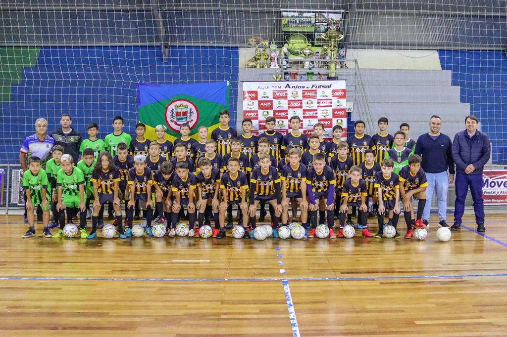 PROJETO ANJOS DO FUTSAL ENTREGA UNIFORMES PARA OS ATLETAS DO MUNICÍPIO DE PRAIA GRANDE
