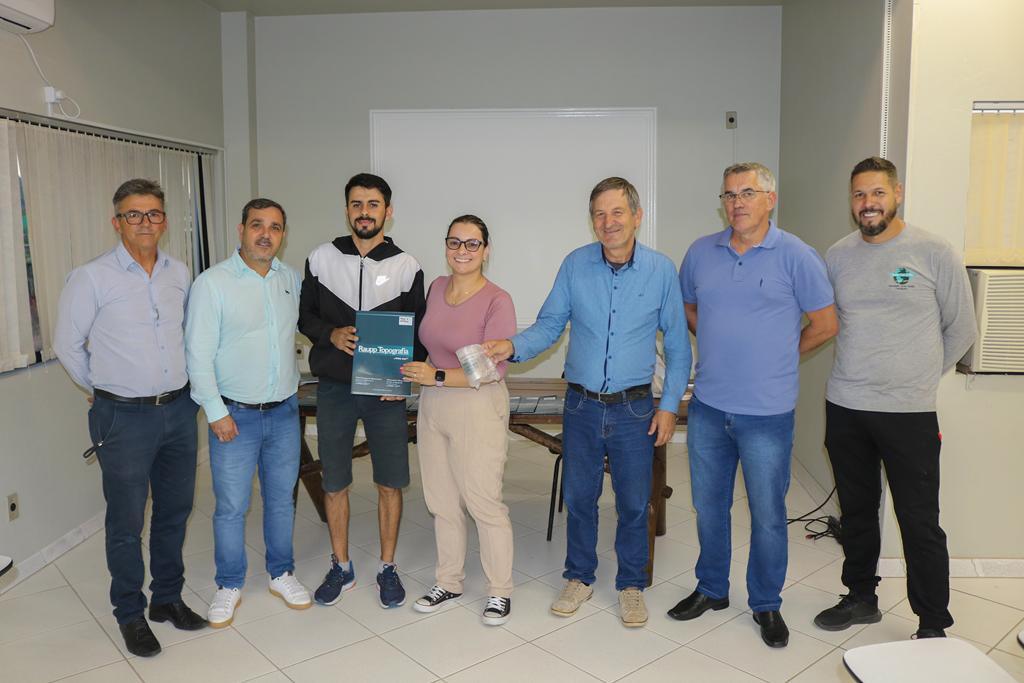 RAUPP TOPOGRAFIA ENTREGA NOVAS MATRÍCULAS DO REURB EM SANTA ROSA DO SUL