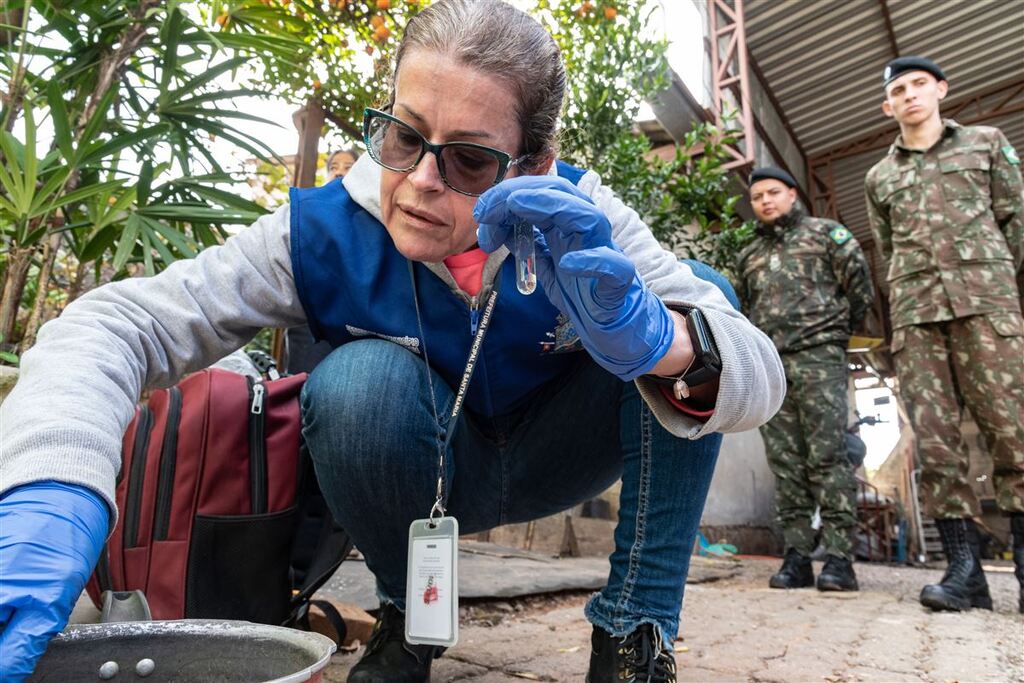 Militares participam de força-tarefa em combate ao mosquito da dengue em Santa Maria