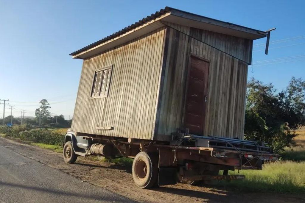  - Casa foi deixada em terreno autorizado pelo proprietário — Foto: PMRv/ Divulgação