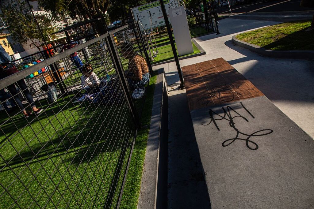 Revitalizada há cinco meses, Praça Dr. Astrogildo de Azevedo já é alvo de vandalismo